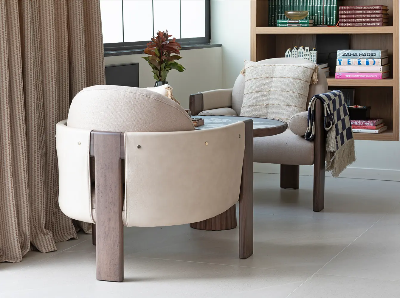 1534　INOUT Just Right Chair Leather Artefacto